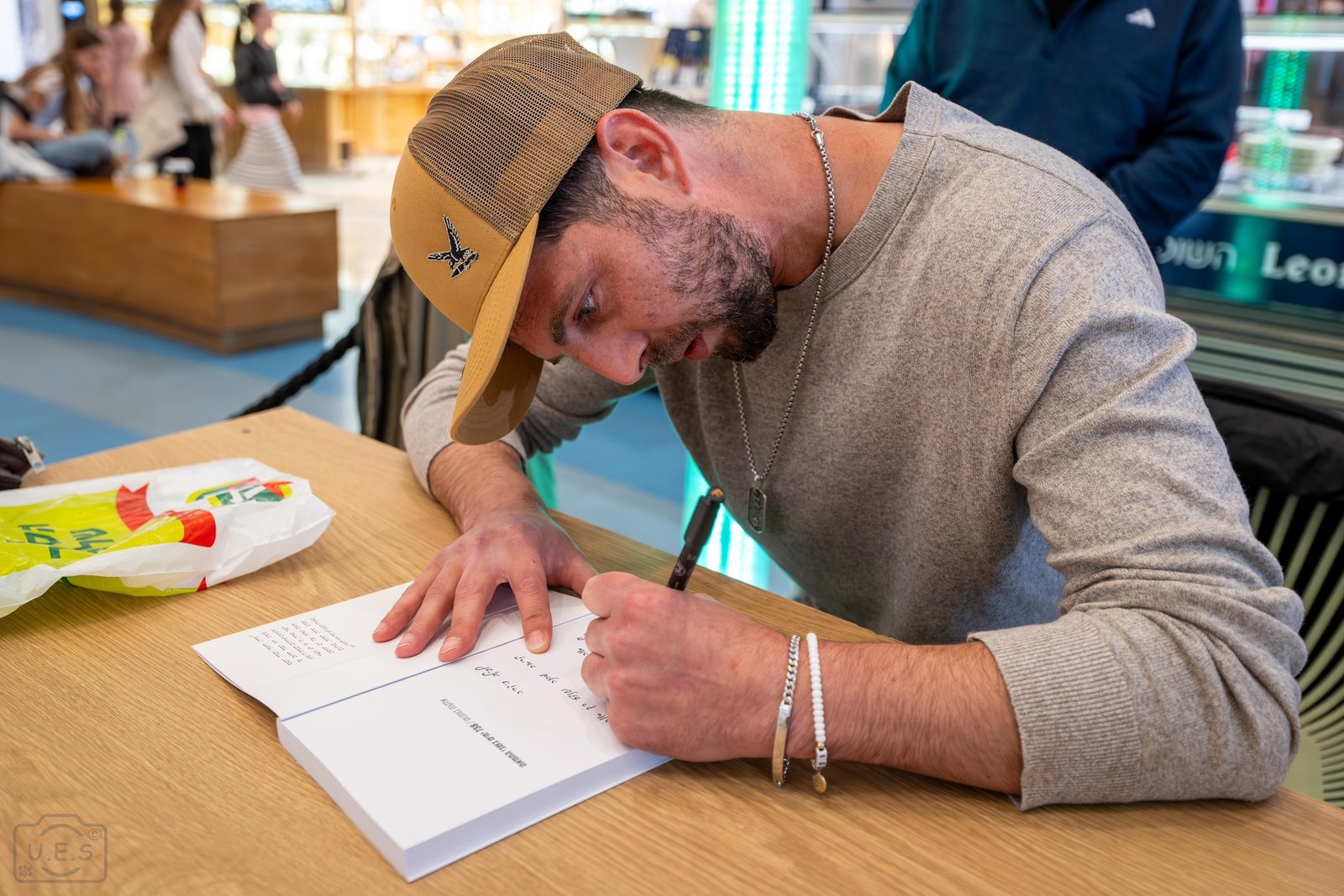 אלקנה חותם על הספר